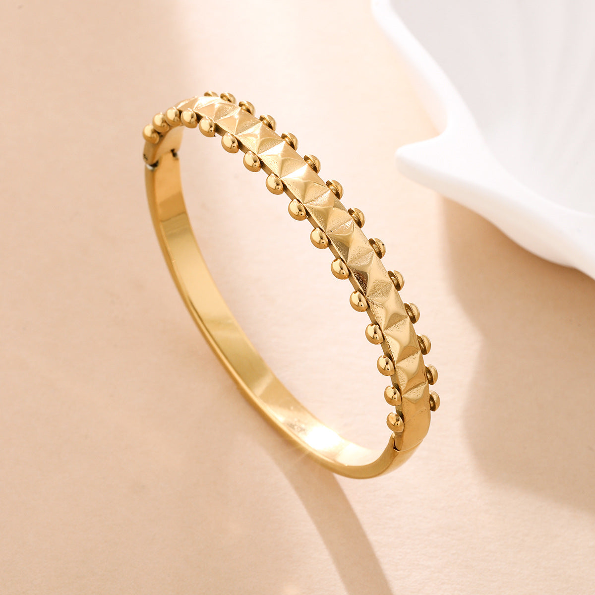 Wellenförmiges Armband mit Diamanten – Bild 4 | LuxeStyle