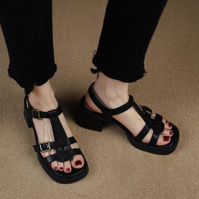 Retro-Sandalen mit T-Buckle – Bild 1 | LuxeStyle