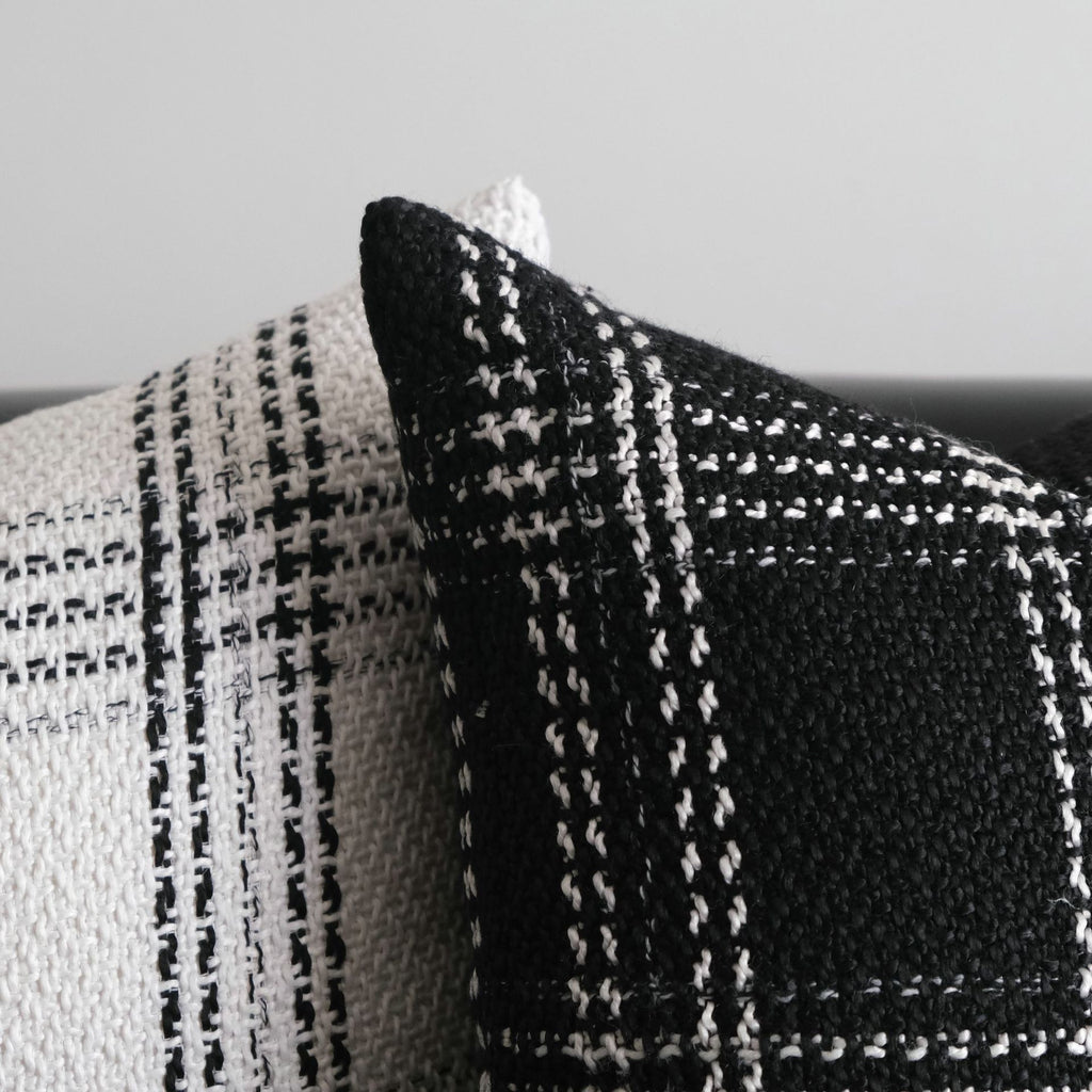 Grob gestrickter Kissenbezug mit Schachbrettmuster