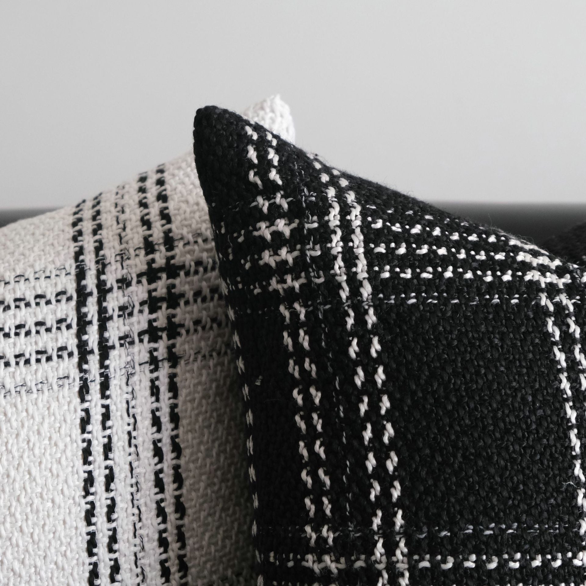 Grob gestrickter Kissenbezug mit Schachbrettmuster