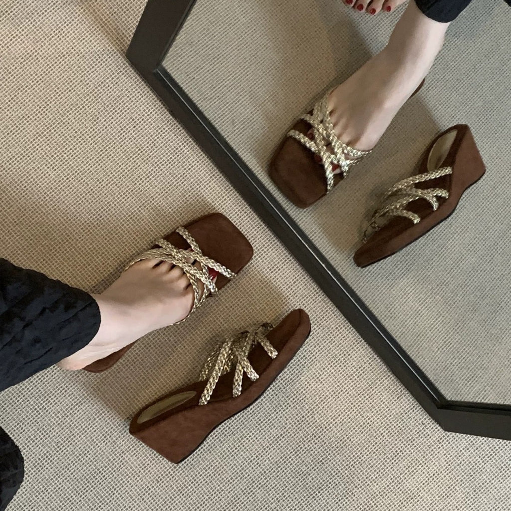 Keilsandalen mit Plateau und offener Spitze