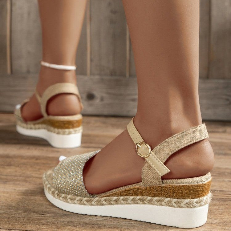 Keilsandalen aus Rattan mit Schnalle – Bild 11 | LuxeStyle