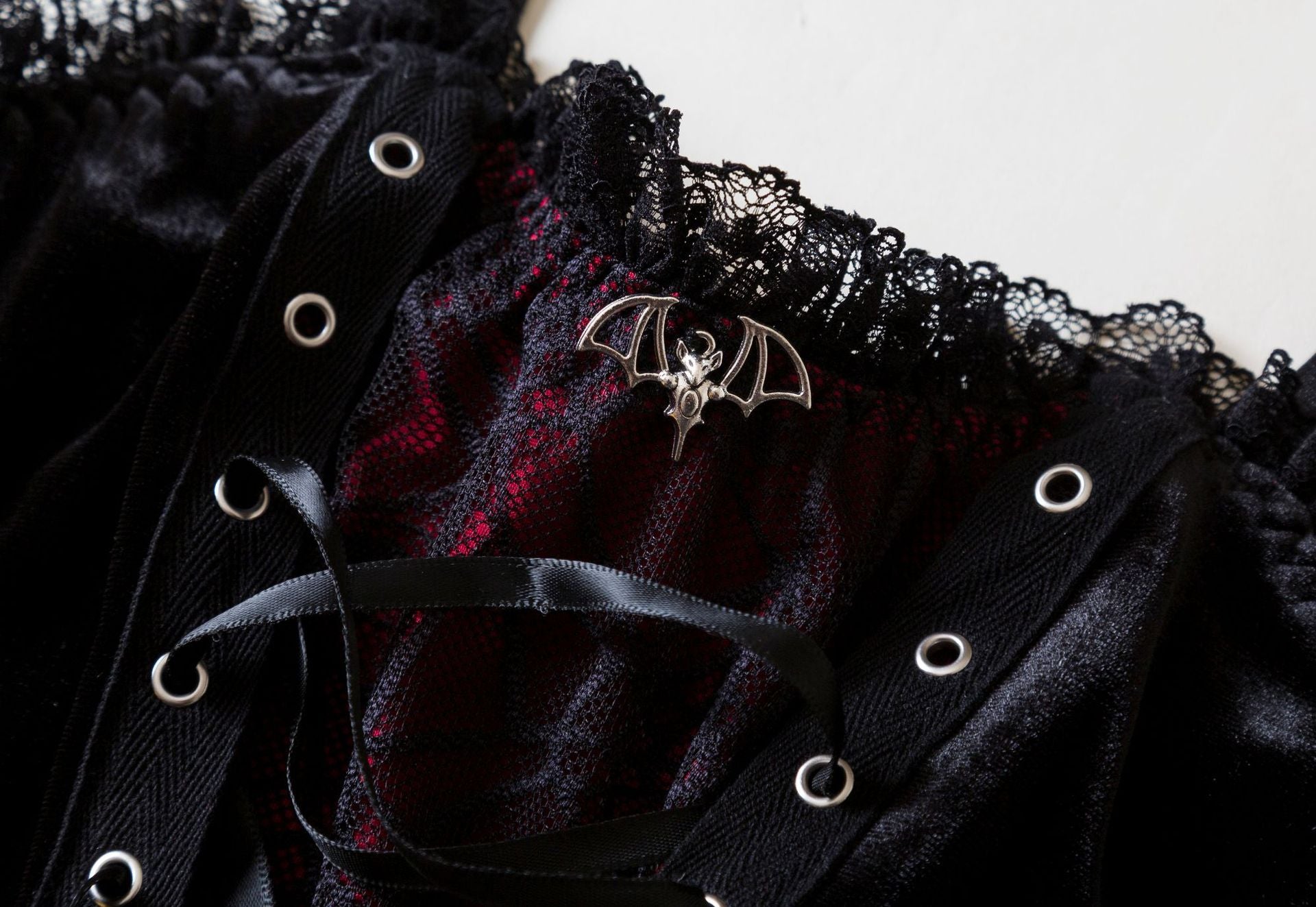 Samt-Camisole mit Schnürung