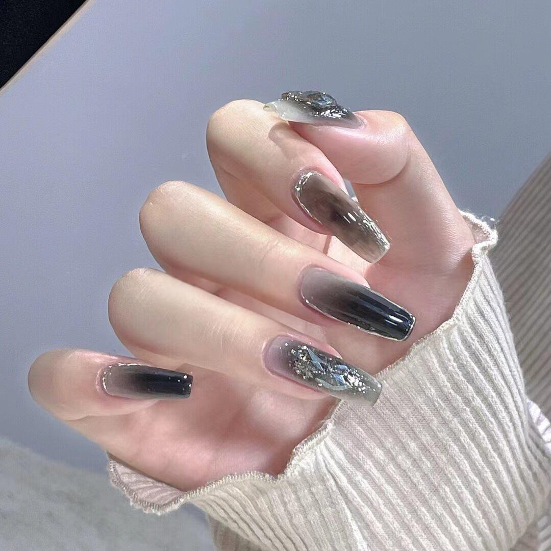 Dunkle Ästhetik Press-on Nails