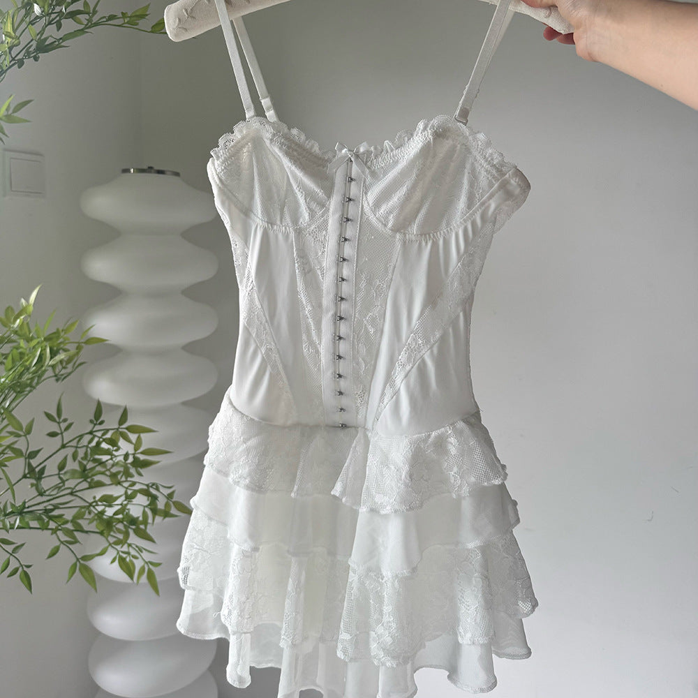 Figurbetontes Trägerloses Slip-Kleid aus Spitze