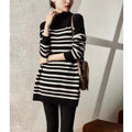 Gestreiftes Strickkleid mit halbem Rollkragen