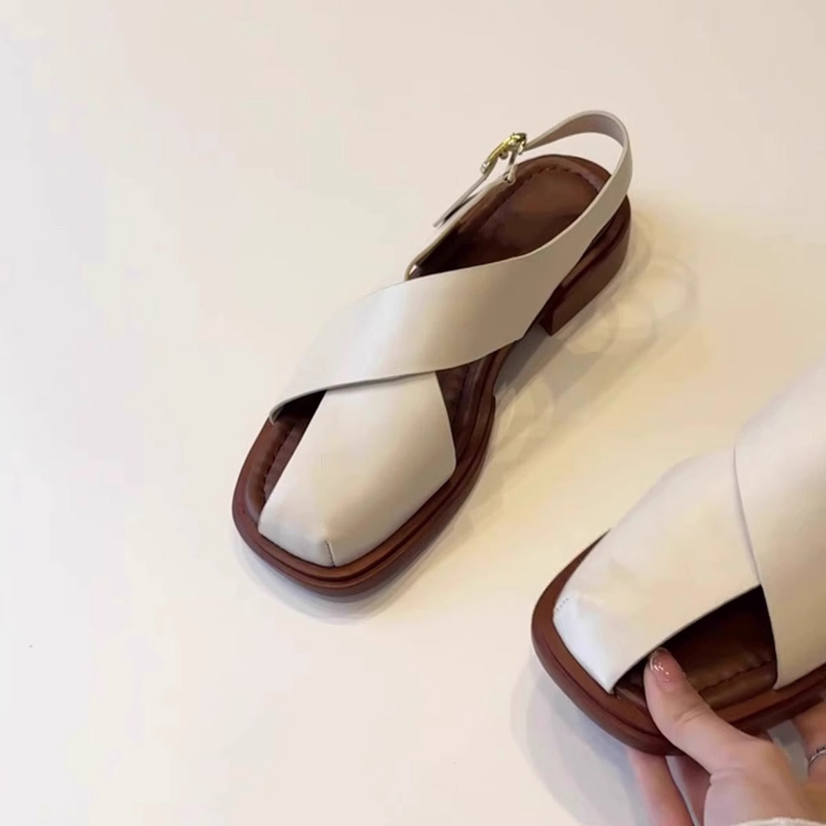 Milchweiße Sandalen mit Klett – Bild 7 | LuxeStyle
