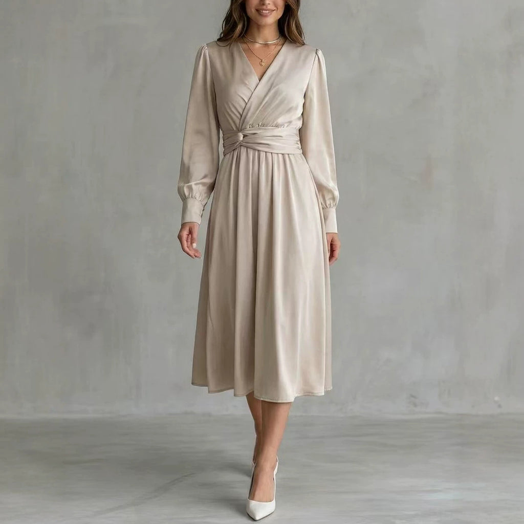 Elegantes Satin-Kleid mit langen Ärmeln
