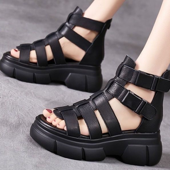 Retro-Sandalen aus Lederimitat mit Lochmuster – Bild 2 | LuxeStyle