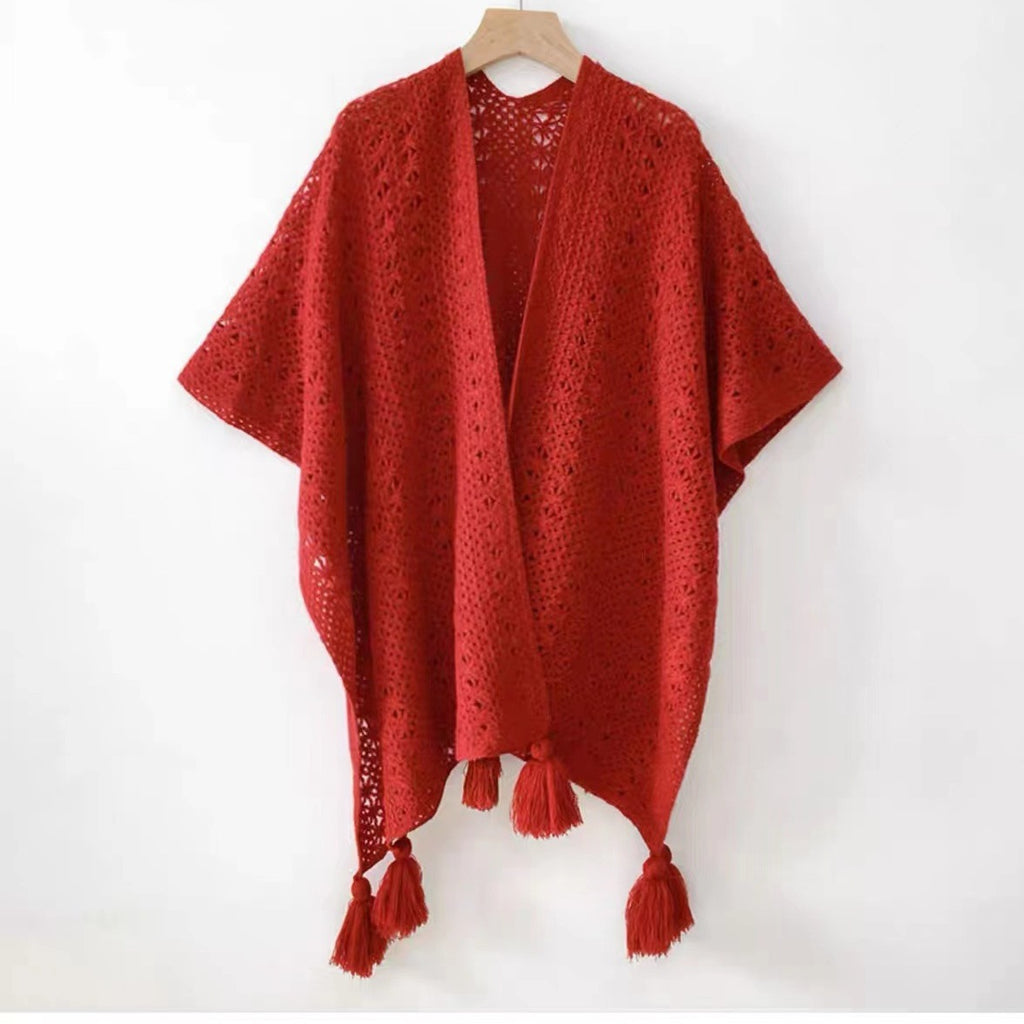 Gestricktes Cape mit Quasten