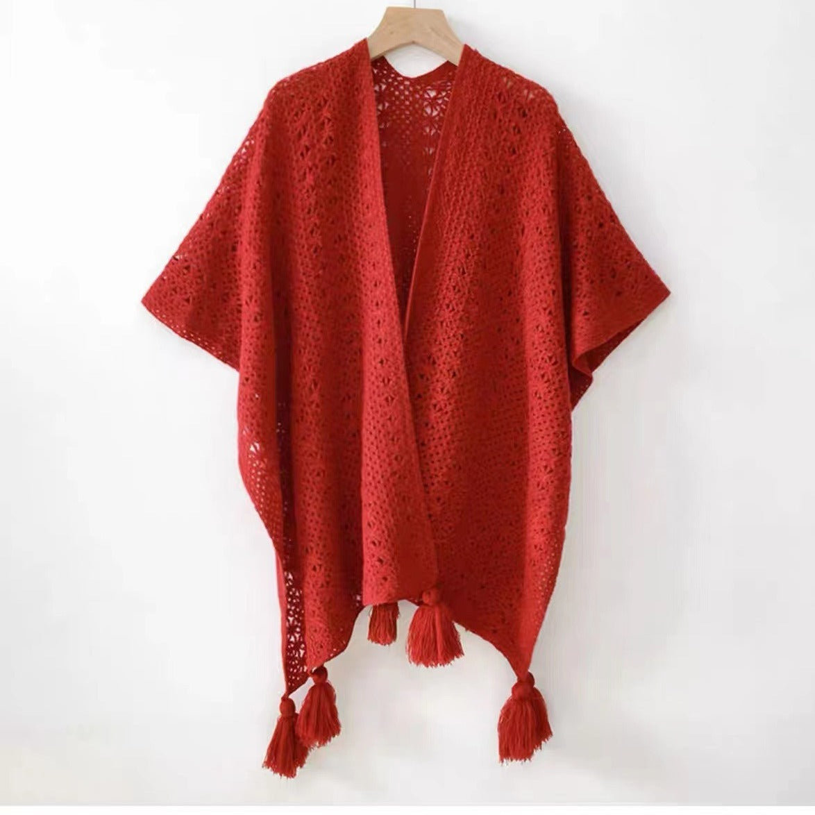 Gestricktes Cape mit Quasten