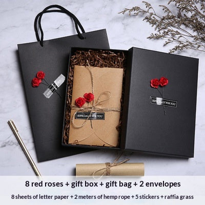 Geschenkbox im Retro-Stil mit Rosen oder Calla