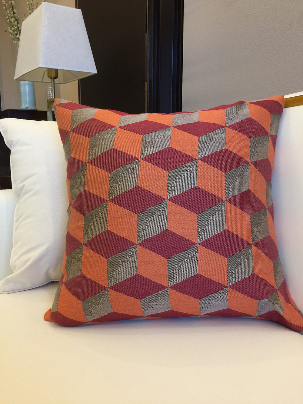 Kissen mit geometrischem Orangen-Muster