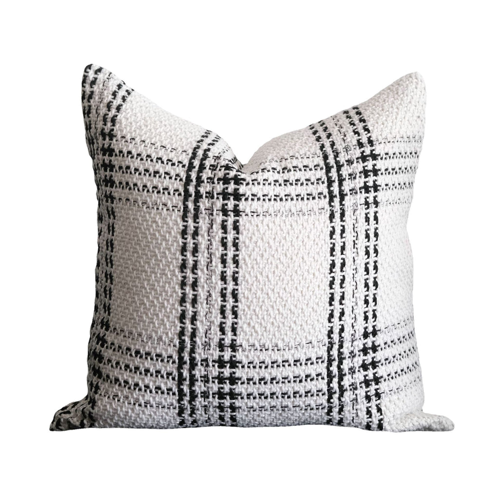 Grob gestrickter Kissenbezug mit Schachbrettmuster