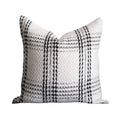 Grob gestrickter Kissenbezug mit Schachbrettmuster