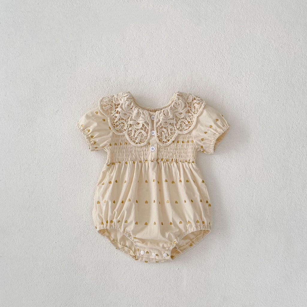 Baby-Jumpsuit mit Herzprint und Spitze