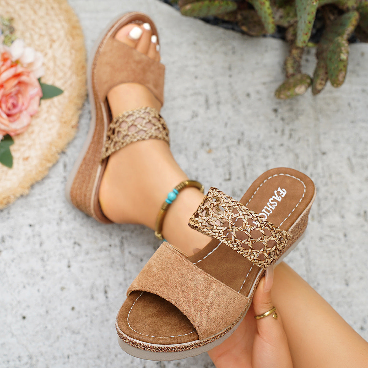 Hohe Sandalen mit Ausschnitt