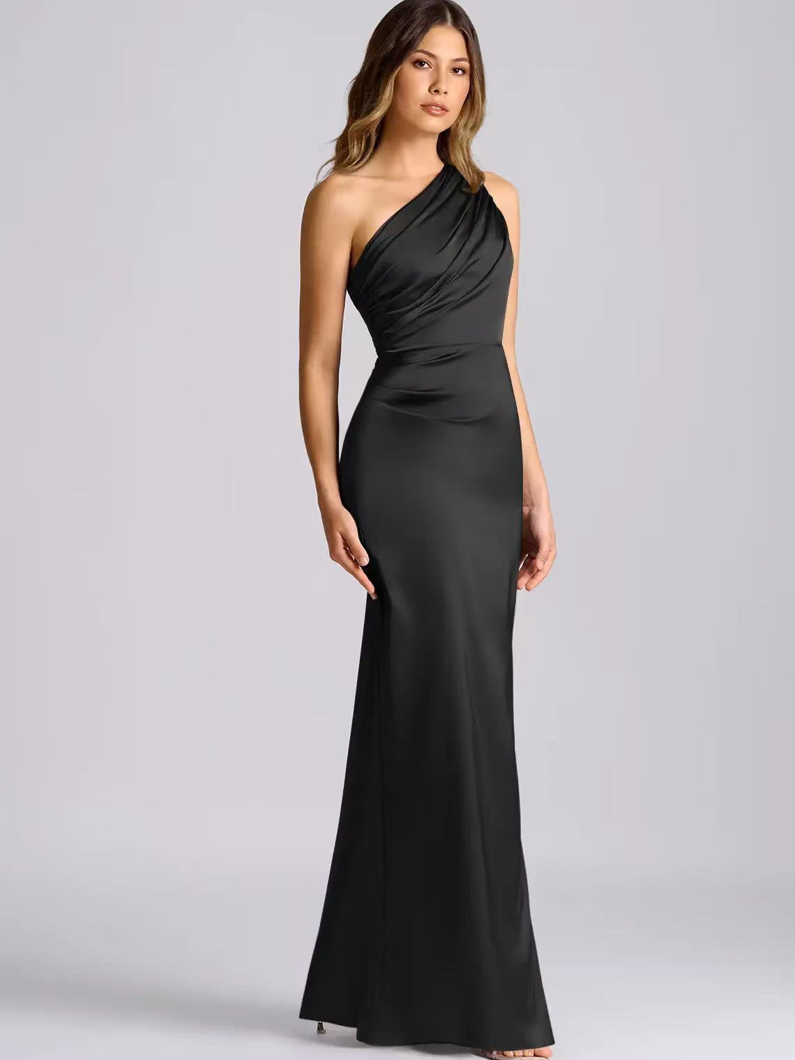 Elegantes schulterfreies Satin-Bodycon-Kleid – Bild 10 | LuxeStyle