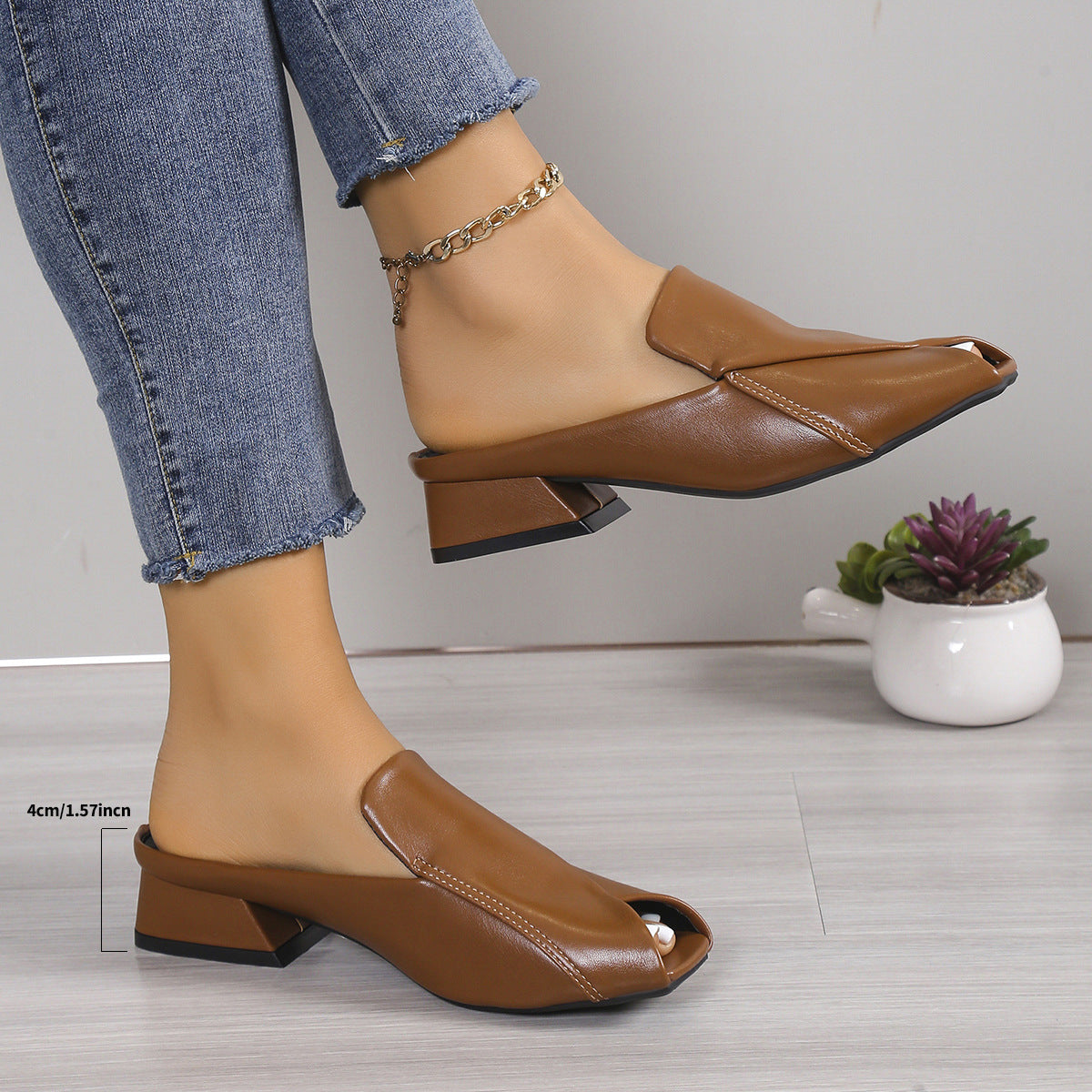 Sandalen mit eckiger Kappe und Absatz