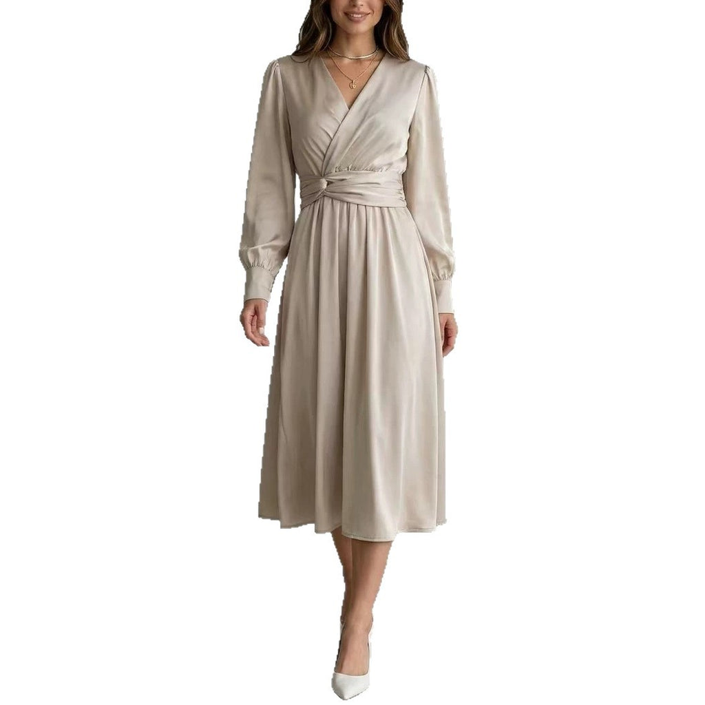 Elegantes Satin-Kleid mit langen Ärmeln