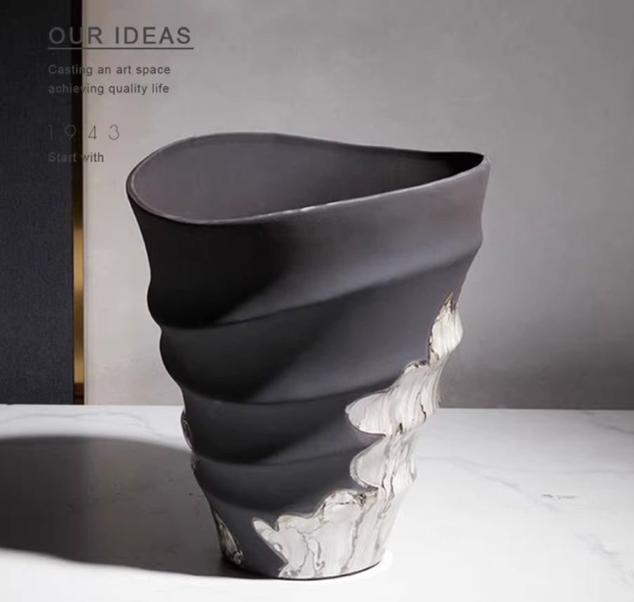 Dekorative Vase mit Tusche-Elementen – Bild 2 | LuxeStyle