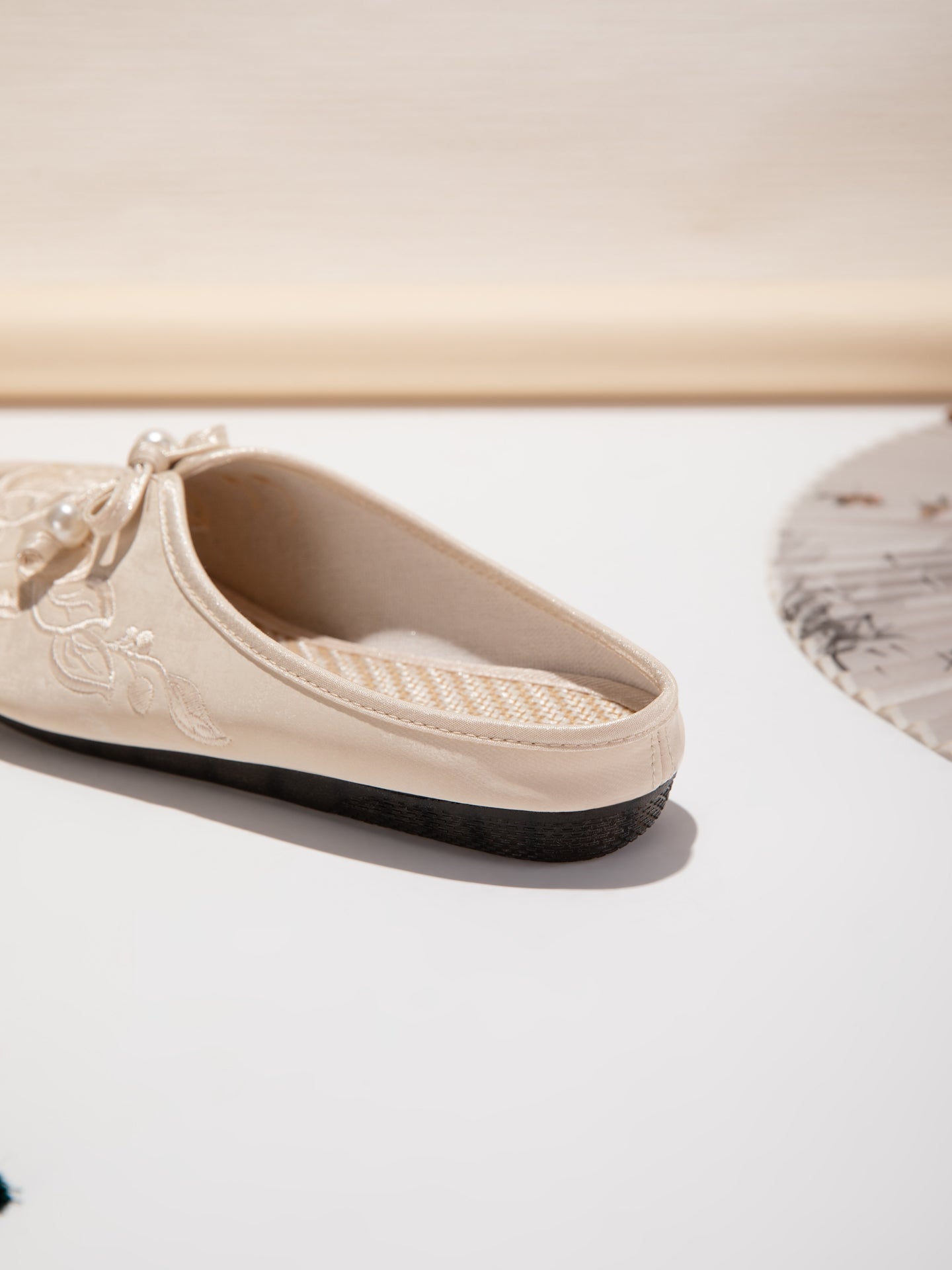 Bestickte Mules – Beige, elegant & bequem