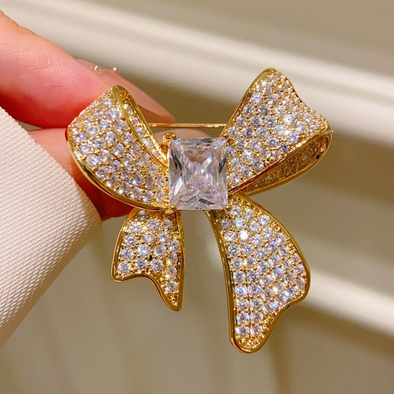 Diamant-Brosche mit Bogenform – Bild 4 | LuxeStyle