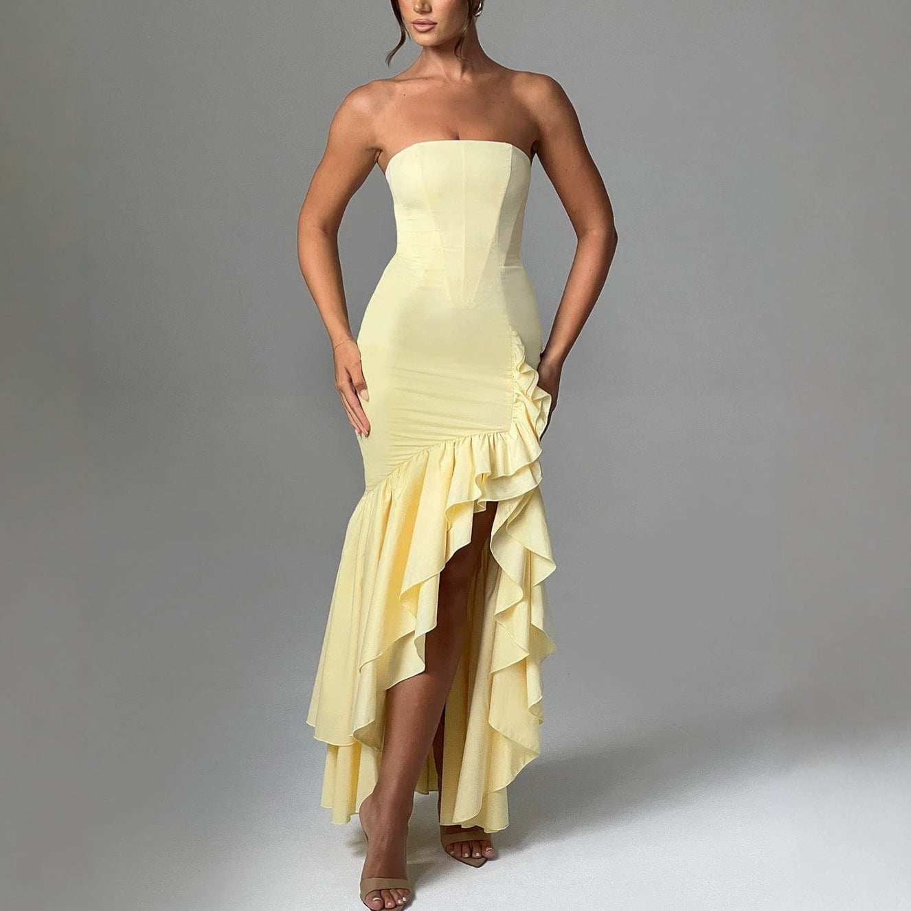 Trägerloses, ärmelloses Kleid mit unregelmässigem Saum