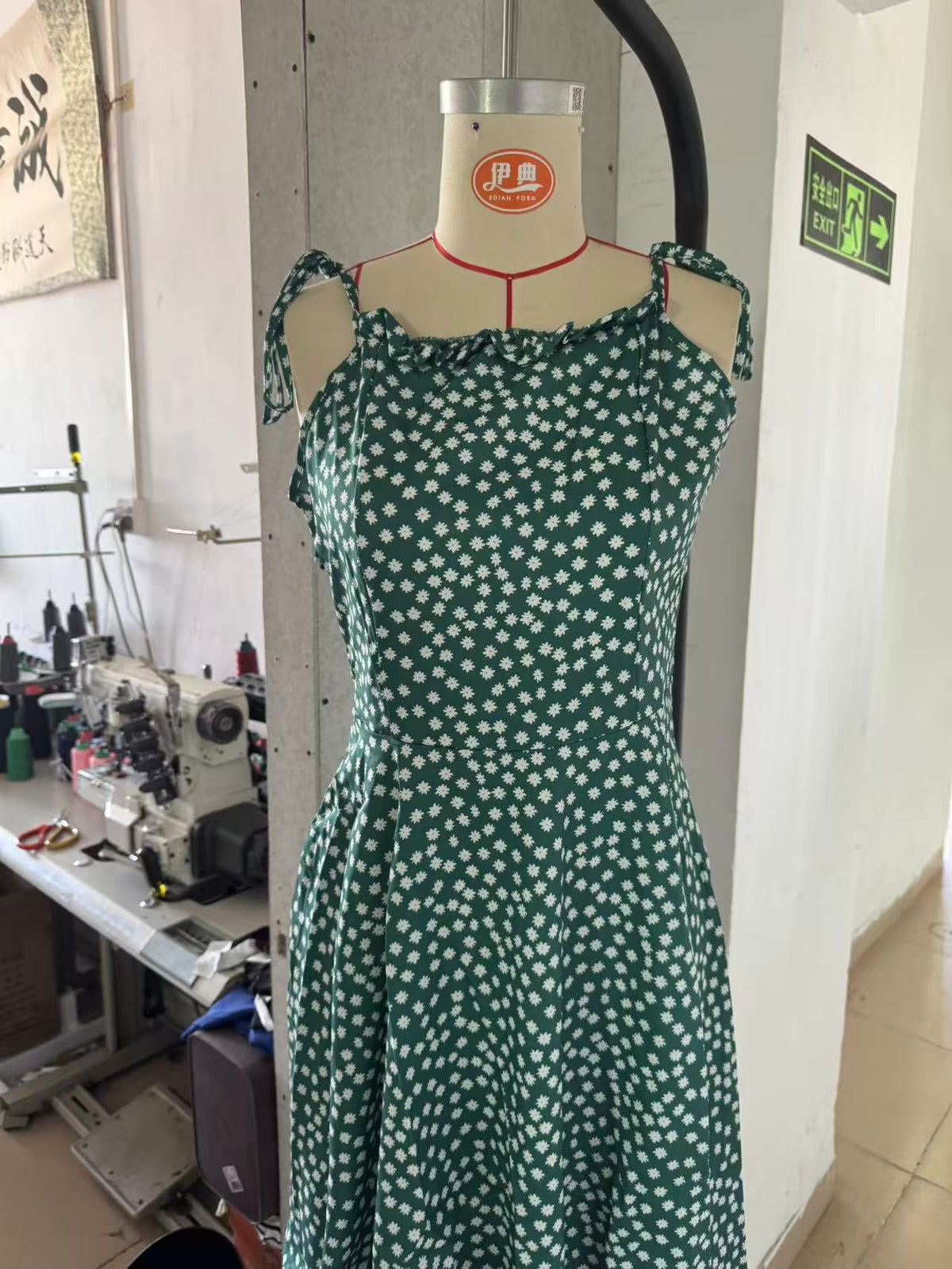 Geblümtes Spaghetti-Träger-Kleid mit Schnürung – Bild 5 | LuxeStyle
