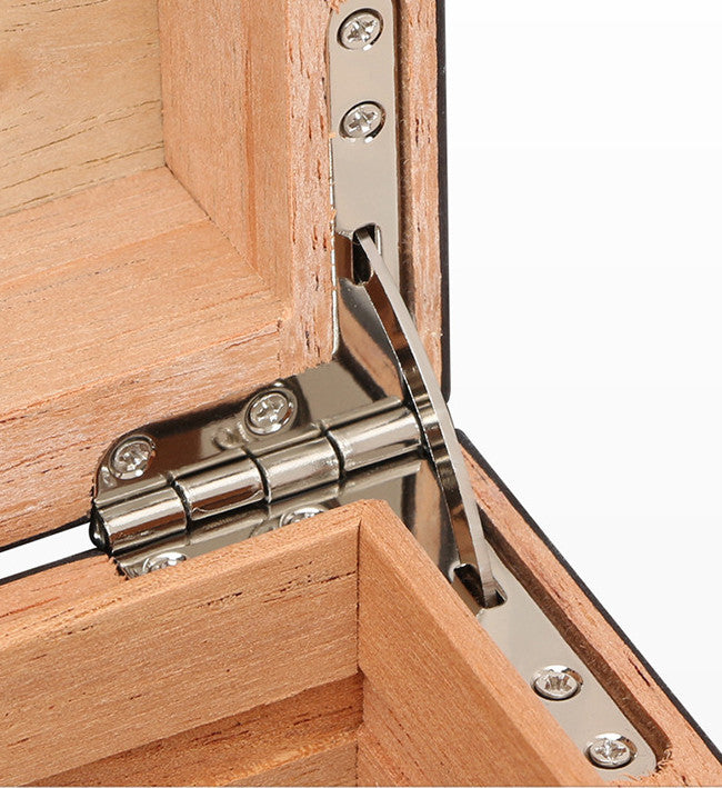 Holzkiste mit Luftfeuchtigkeitsmessgerät