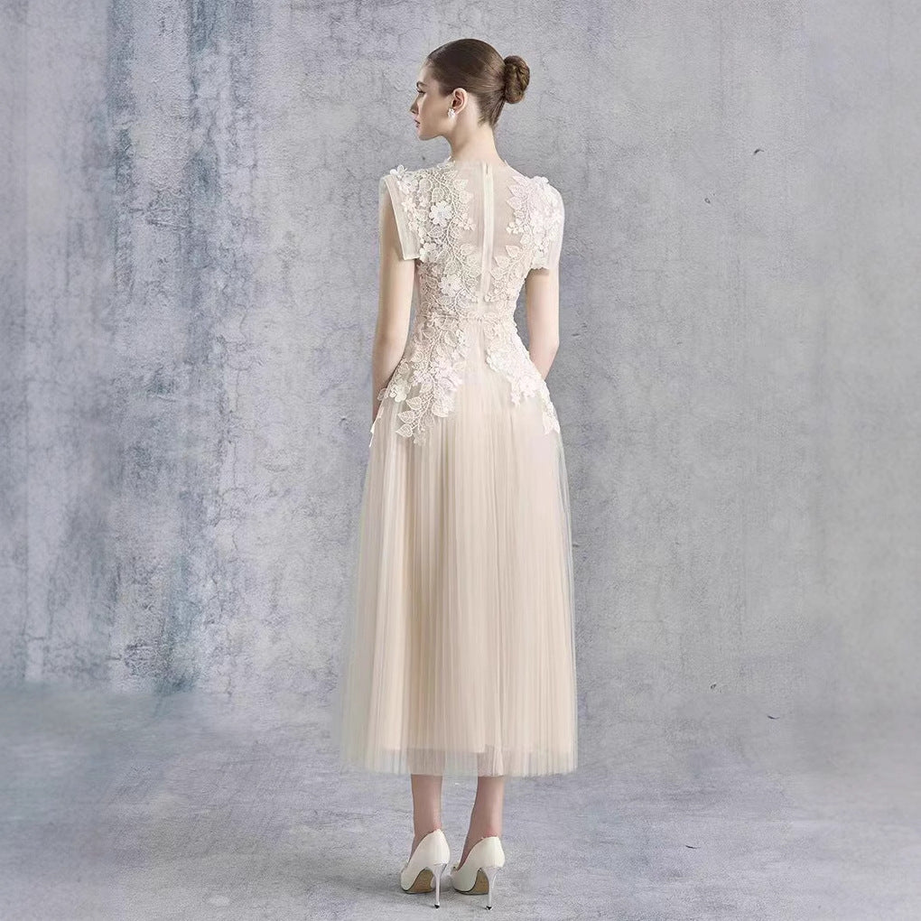 Spitzen-Häkelkleid mit Taillenbetonung