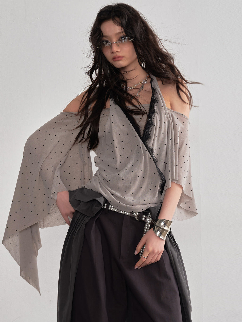 Retro-Halter Top Bluse mit asymmetrischen Ärmeln – Bild 4 | LuxeStyle