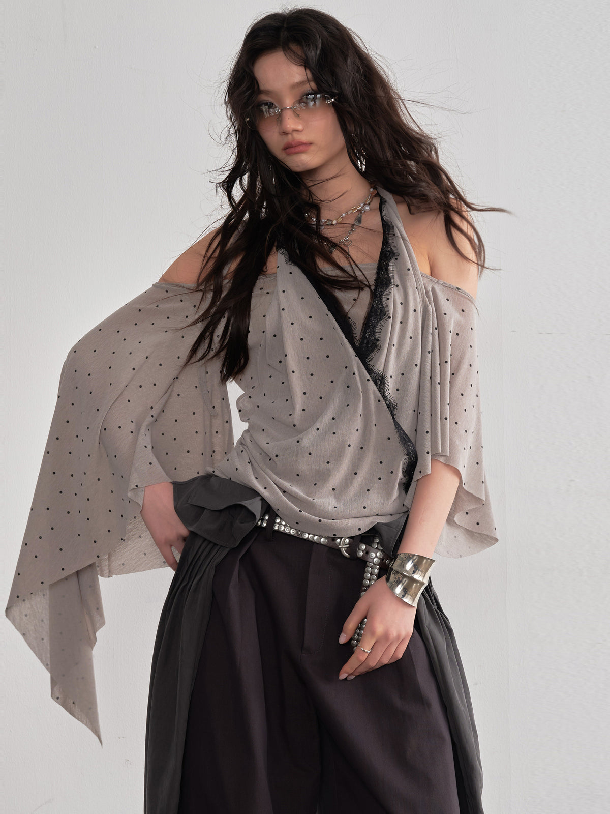 Retro-Halter Top Bluse mit asymmetrischen Ärmeln – Bild 4 | LuxeStyle