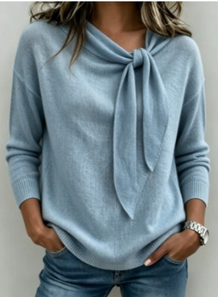 Gestrickter Pullover mit Schleifenknoten