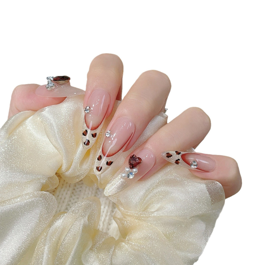 Französisches Nageldesign mit Leopardenmuster