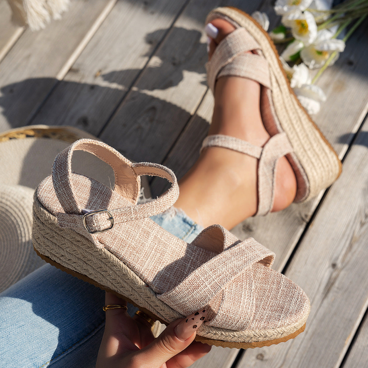 Ultrahohe Sandalen mit überkreuzten Riemen