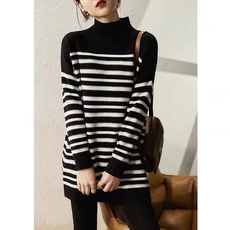 Gestreiftes Strickkleid mit halbem Rollkragen