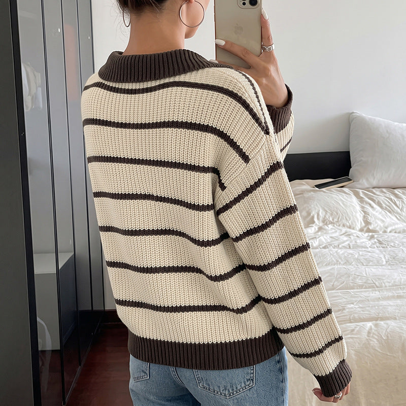 Gestreifter Strickpullover mit langen Ärmeln