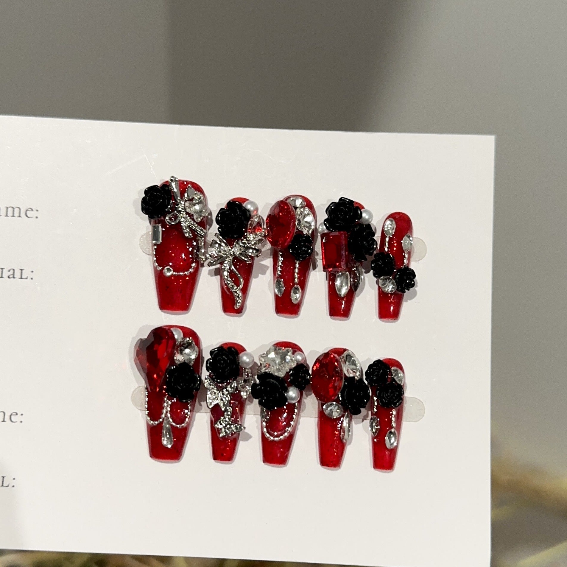 Handgemachte weinrote lange Nagelspitzen