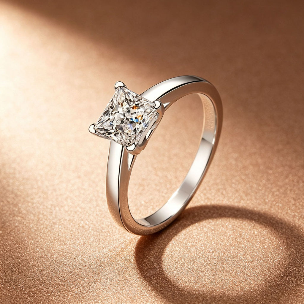 Prinzessschliff-Ring mit Mozambik-Diamant, silbergeplättet & gold-acze