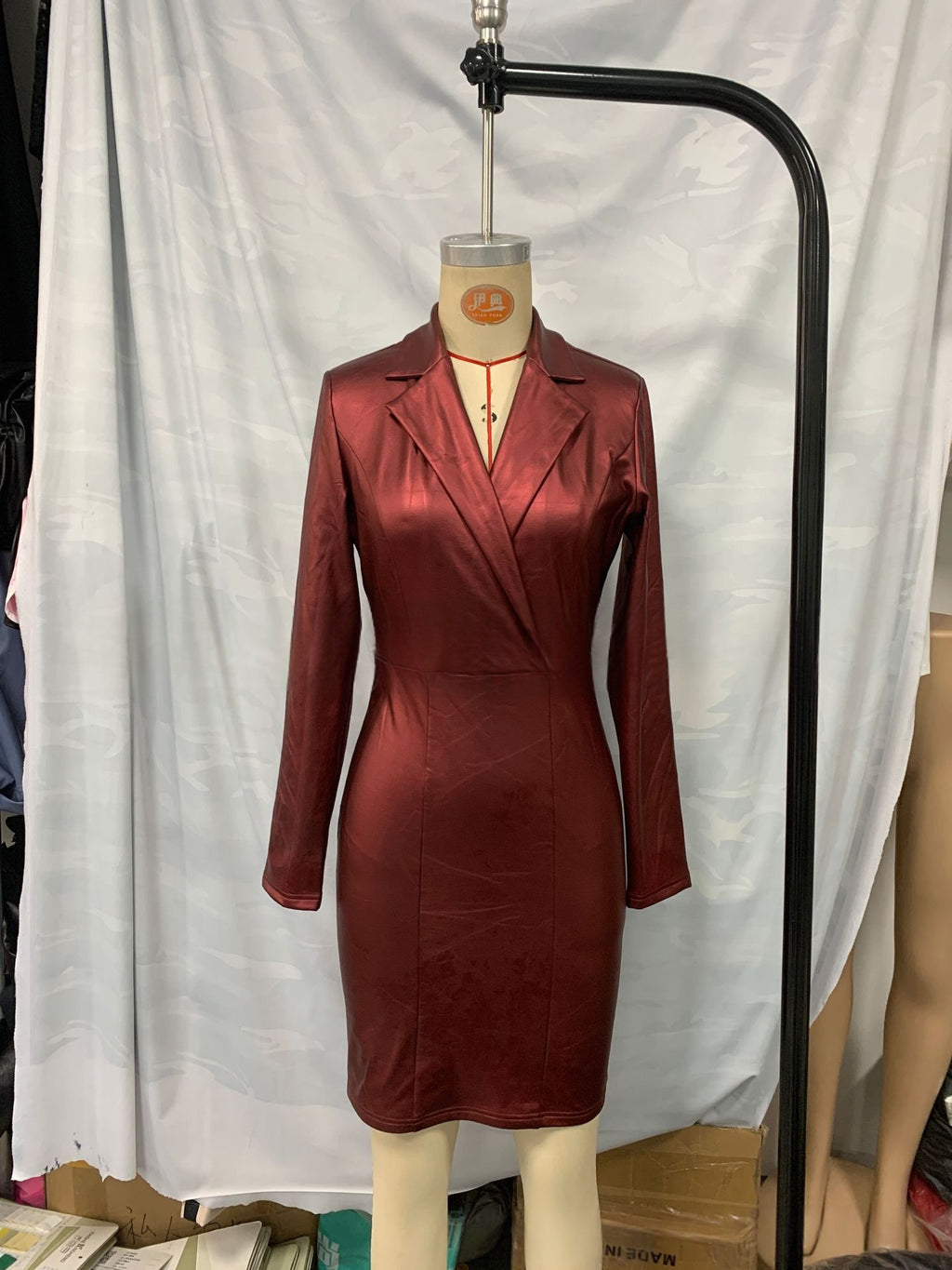 Lederkleid V-Ausschnitt Slim-Fit – Bild 4 | LuxeStyle