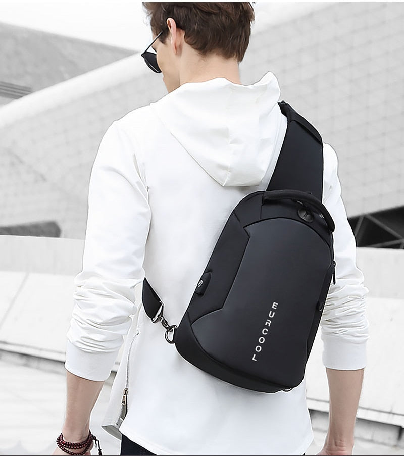 Umhängetasche wasserdicht mit USB-Ladefunktion – Bild 2 | LuxeStyle
