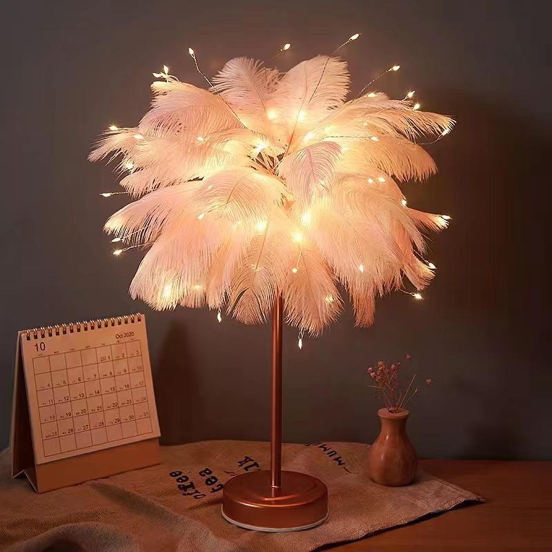 Feather-Lampe mit 80 goldenen Federn – Bild 8 | LuxeStyle
