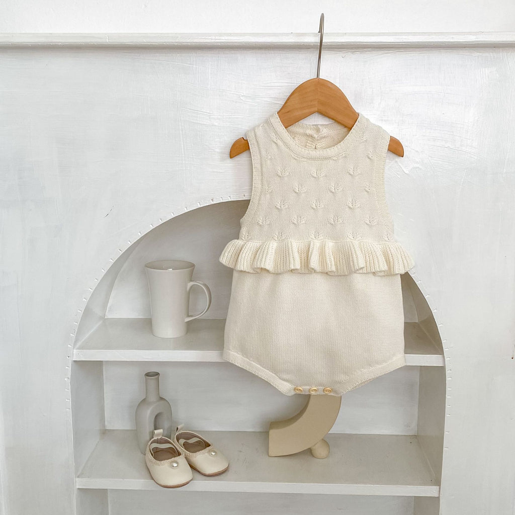 Baby Strampler mit Rüschen – ärmellos | LuxeStyle