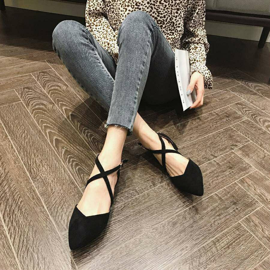 Flache, spitze Zehen Schuhe mit Kreuzband – Schwarz/Rot – Bild 6 | LuxeStyle