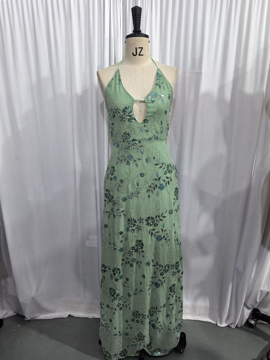 Elegantes, paillettenbesticktes Schnürkleid