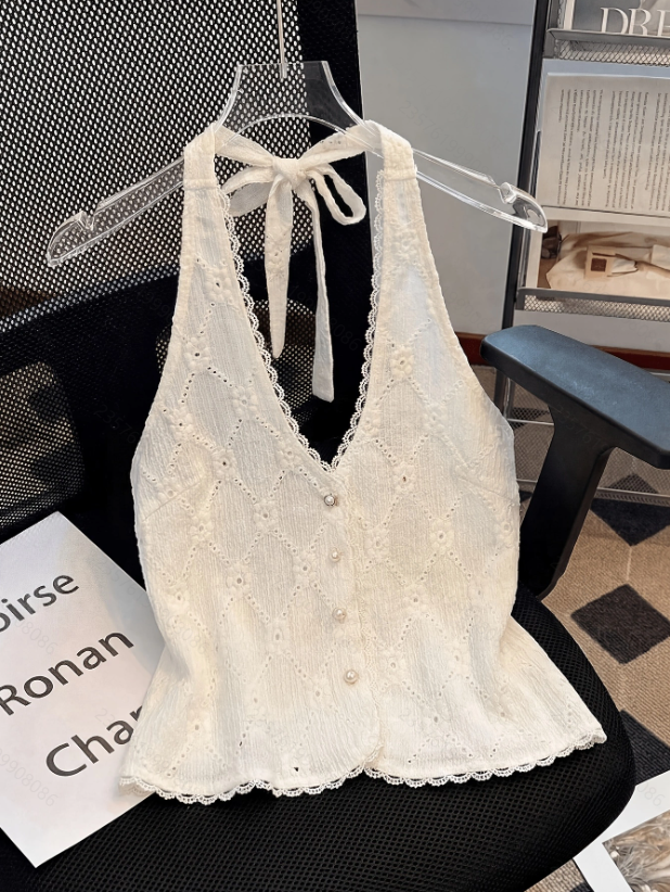 Elegantes Neckholder-Top mit Perlenknöpfen