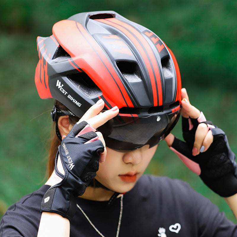 Radhelm mit integrierten Schutzbrillen