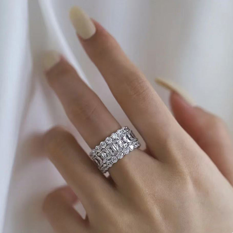 Damenring mit Zirkonia, Geometrisch