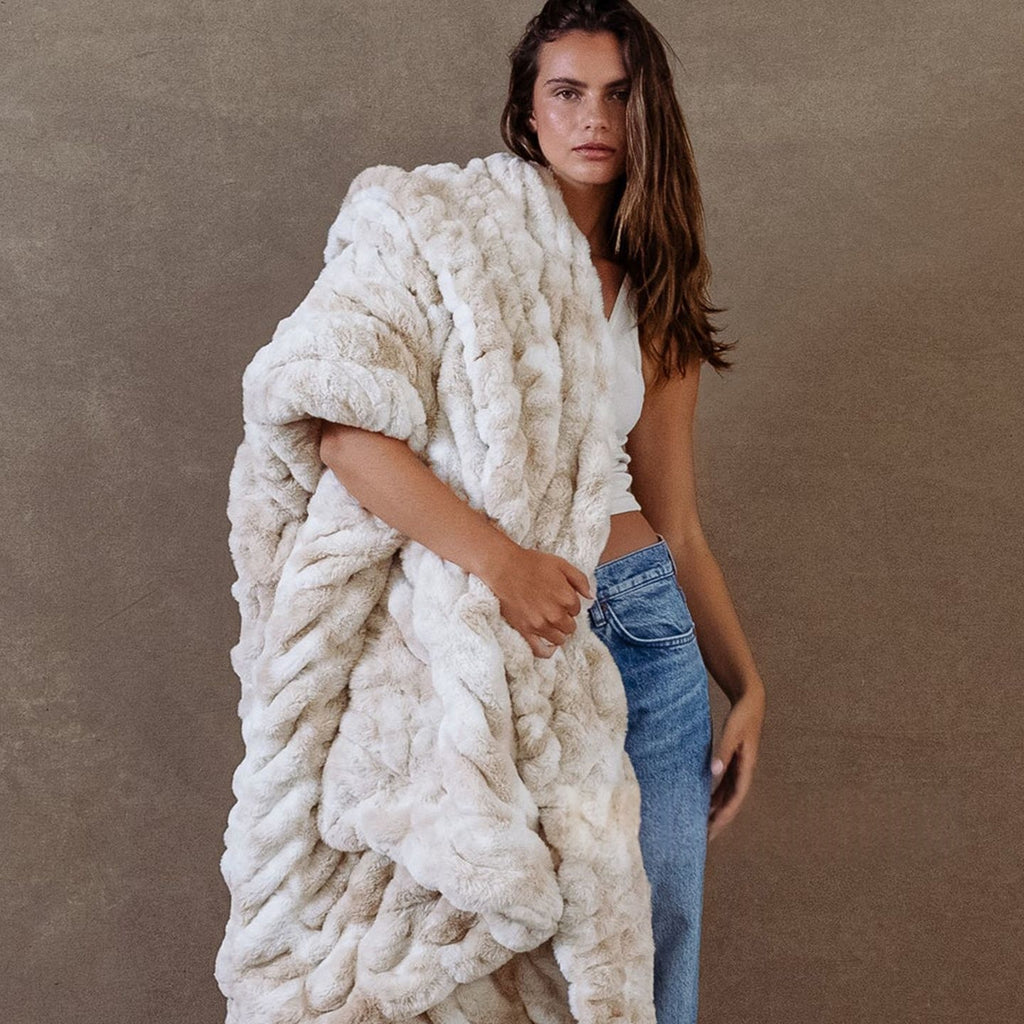 Faux-Fur-Decke im Tie-Dye-Look